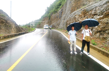 说明: 在雨中撑着伞的人在路上走描述已自动生成